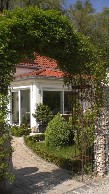 Hotel Villa Rosa Allershausen Exterior photo